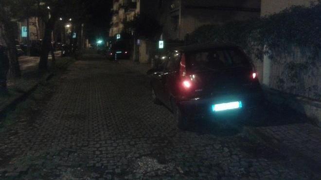 Auto in divieto tra sampietrini e buche profonde