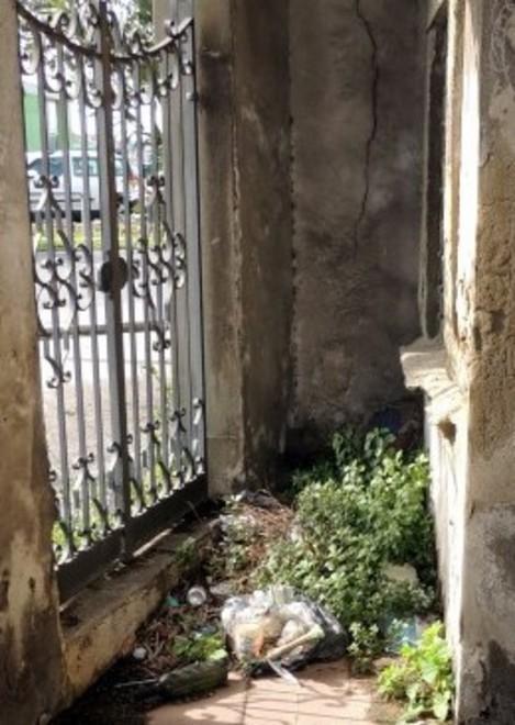 Quella cappellina a Fabbricotti tra incuria, erbacce e sporcizia