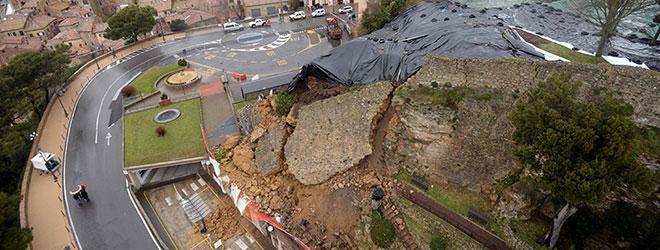 Volterra, crolla lo sperone: via ai sopralluoghi. Dalla Regione 3 milioni, lo Stato ne mette intanto uno 