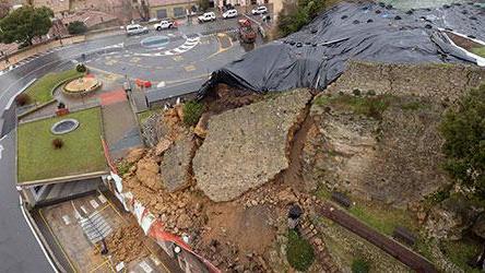 Volterra, crolla lo sperone: via ai sopralluoghi. Dalla Regione 3 milioni, lo Stato ne mette intanto uno