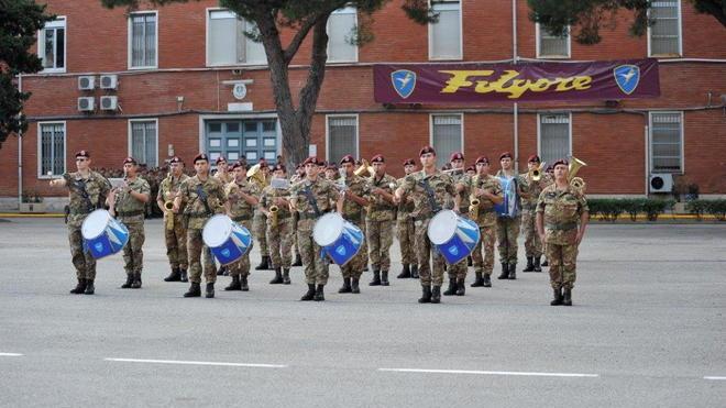 La banda della Folgore suona per i bimbi