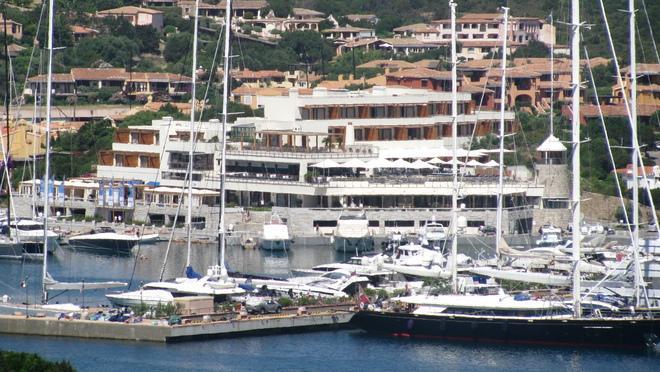 Travolti da un insolito destino, ma lui ha quattro figli e tre donne 