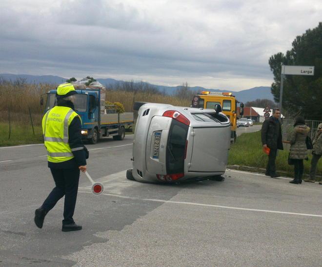 Scontro all’incrocio auto si ribalta ferita la conducente