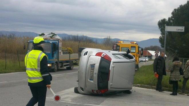 Scontro all’incrocio auto si ribalta ferita la conducente