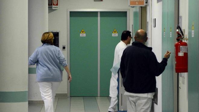 Il telefonino del giovane morto trovato a casa dell’infermiere
