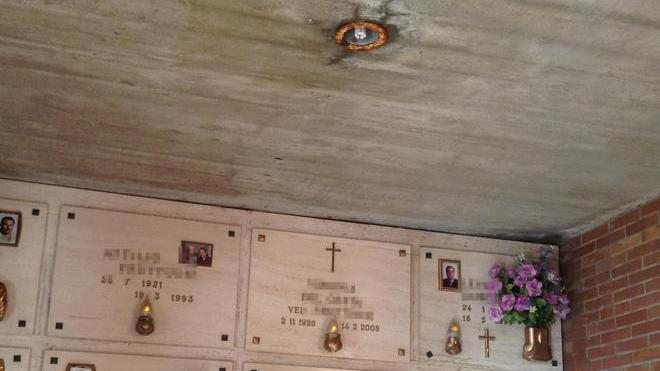 Dopo i furti di rame cimitero nel degrado