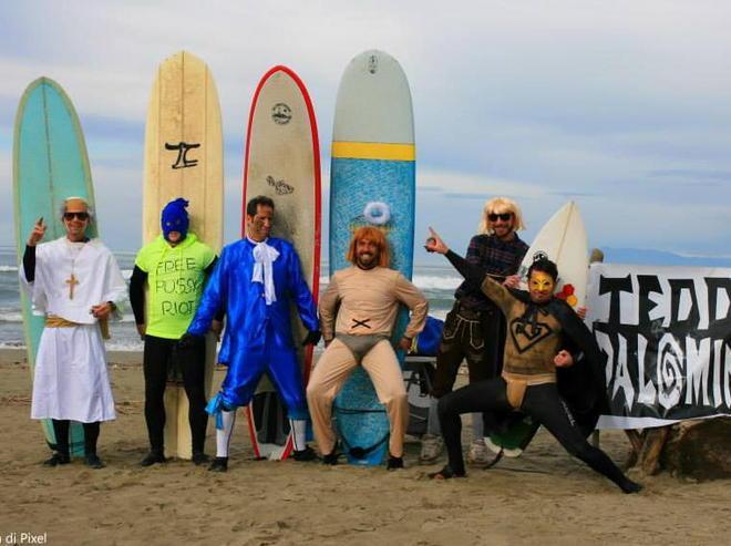 Fanno il surf mascherati da Carnevale 