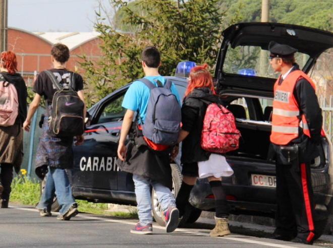 In preda agli allucinogeni finisce dentro un pollaio