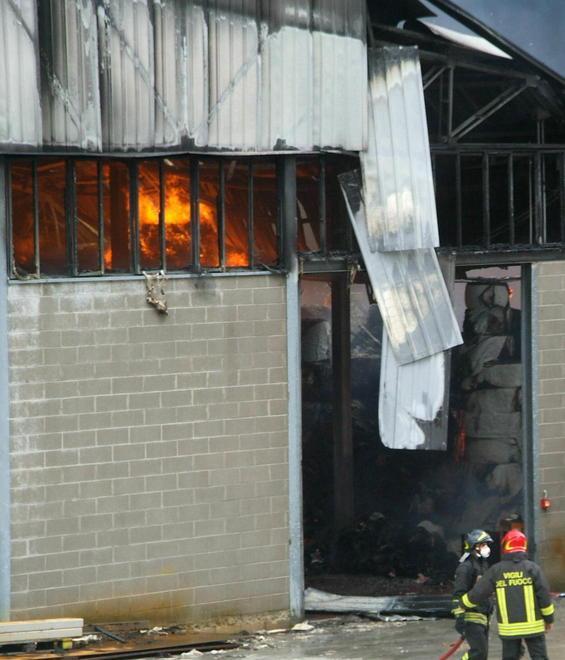 Distrutti dalle fiamme due capannoni 