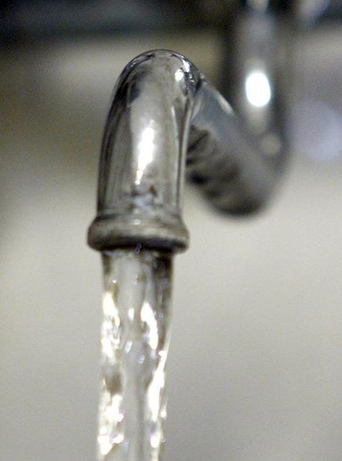 Senz’acqua, si rifornisce in piazza 