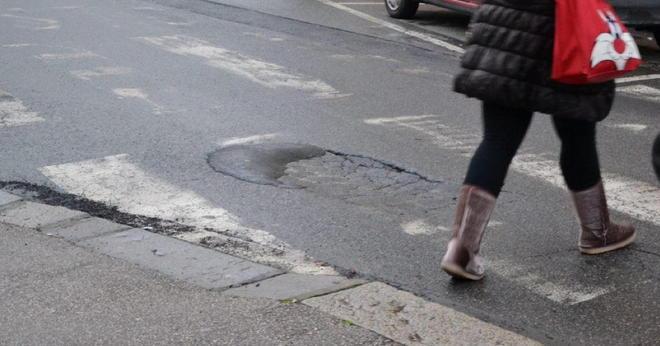 Via Cecconi e il manto “cedevole”
