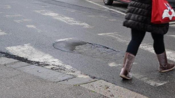 Via Cecconi e il manto “cedevole”