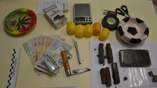 Spacciava ai domiciliari sorpreso con hashish e soldi