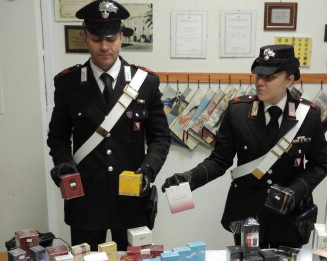 Vendevano profumi contraffatti: denunciati a Collesalvetti 