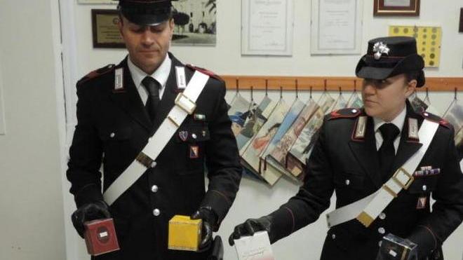 Vendevano profumi contraffatti: denunciati a Collesalvetti