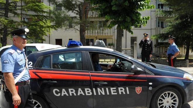 Senza patente e ubriaco corre in auto: fermato dai carabinieri si ribella 