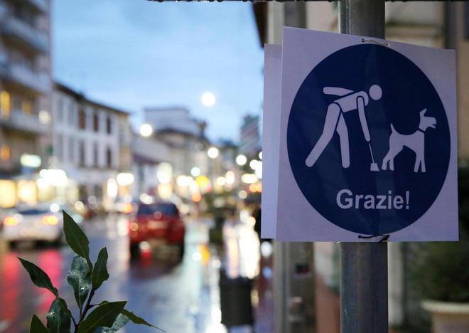 Non sporcate i marciapiedi, grazie