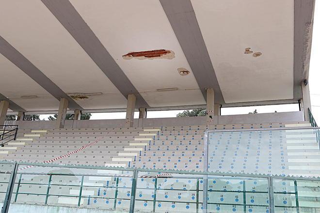 Crolla un pezzo della copertura della tribuna allo Stadio dei Pini 