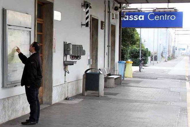 Rubano il rame in stazione, treni in tilt e pendolari a piedi