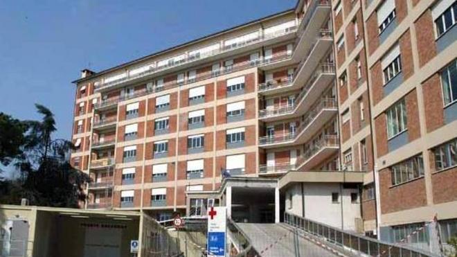 Lui lo tampona, l’altro lo picchia