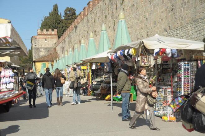 Le bancarelle sfrattate dal Duomo andranno in piazza Manin 