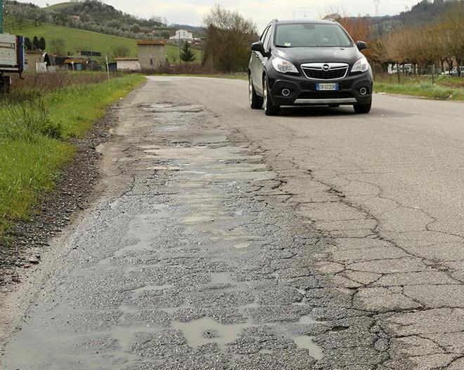 Voragini e allagamenti per colpa del cantiere della 429 bis 