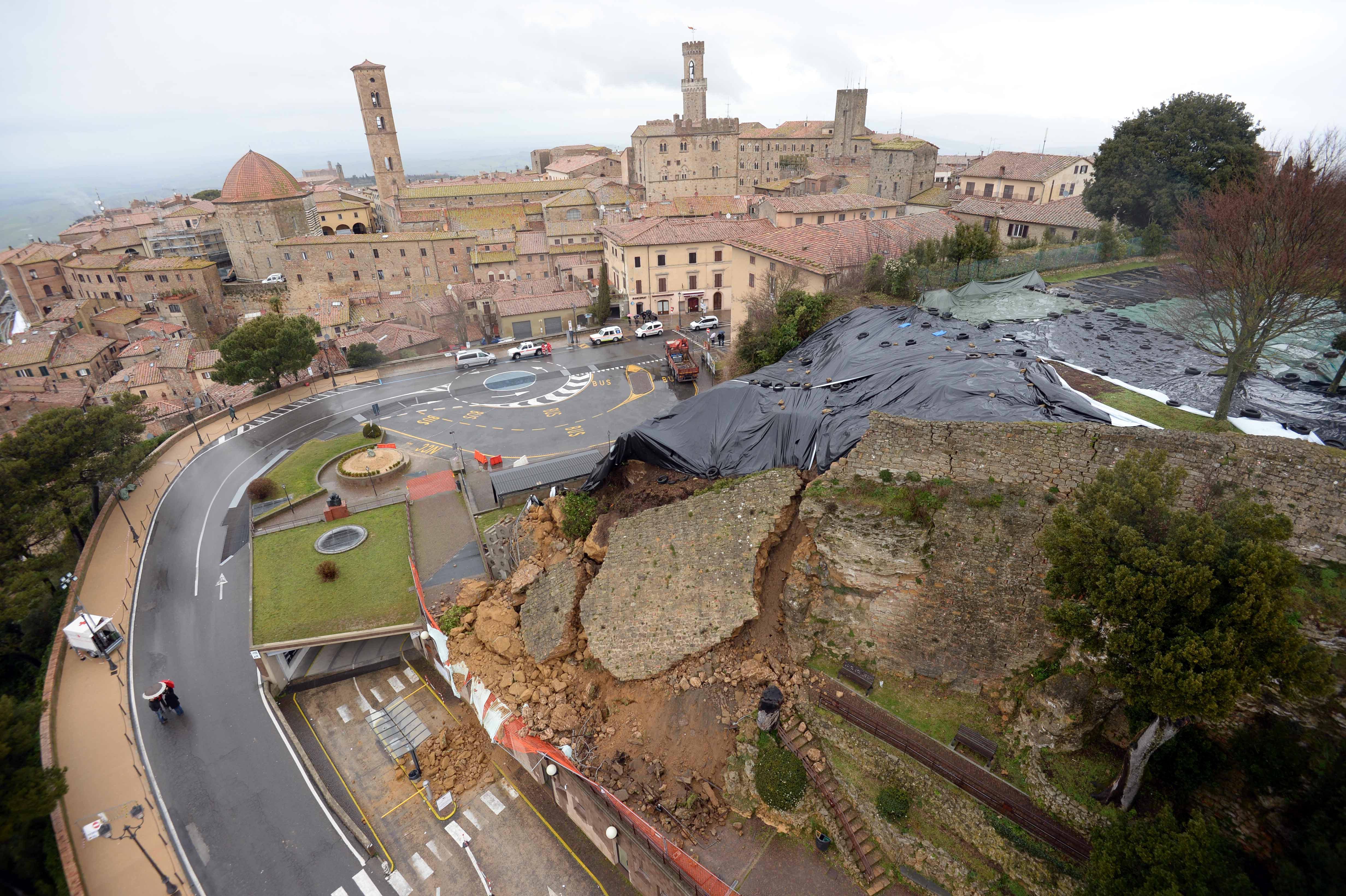 Frane a Volterra, Gabrielli firma l’ordinanza: «Ecco subito 4 milioni» 