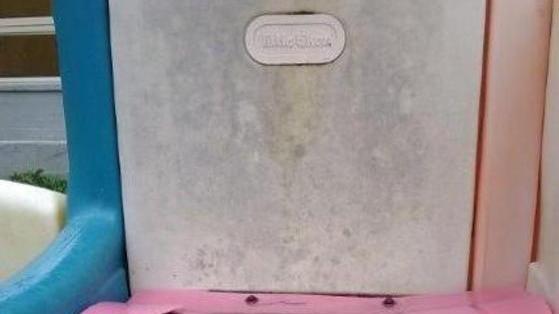 Giochini rotti nei giardini bimbi a rischio