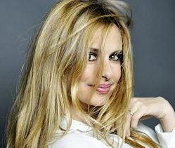 Stasera Debora Caprioglio racconta le donne dell’opera
