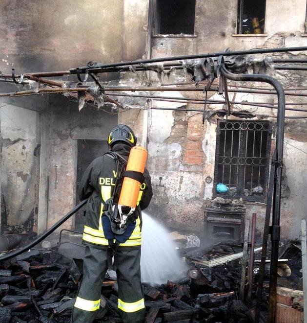 Rischia di asfissiare per il fumo del rogo 