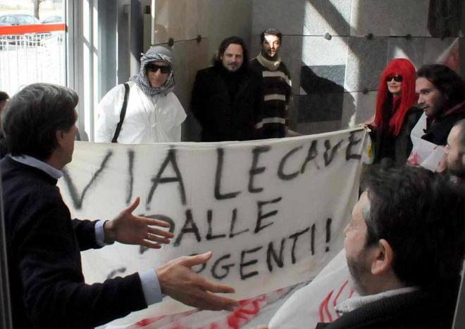 Striscioni e fumogeni contro i sindaci del parco 