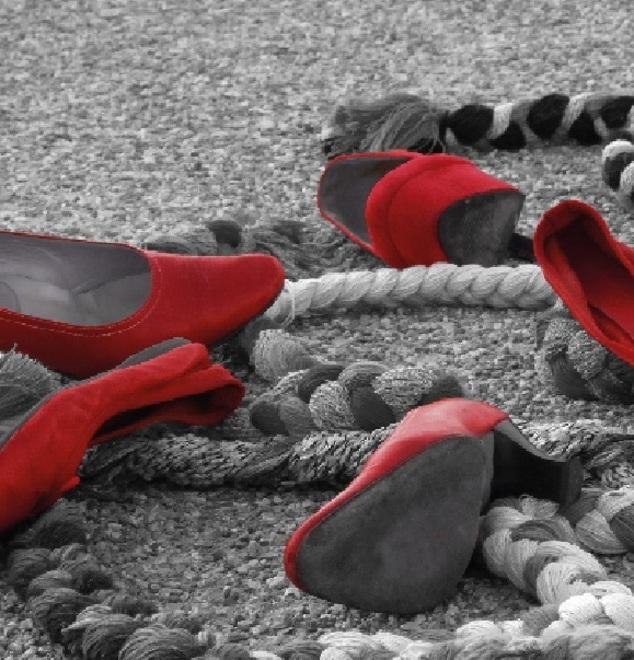 Scarpe e trecce rosse per la libertà in rosa
