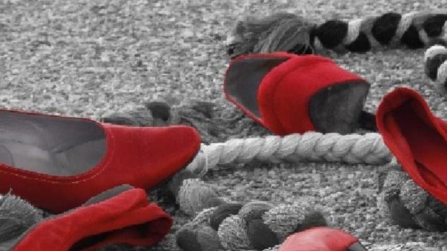 Scarpe e trecce rosse per la libertà in rosa