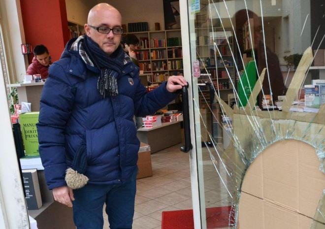 Ladri in libreria: porta spaccata e via con 250 euro