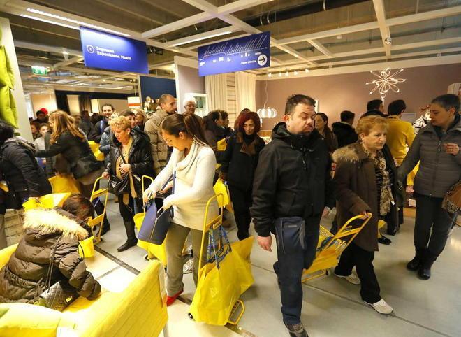 Ikea a Pisa, la grande festa del low-cost globalizzato