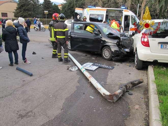 Auto carambola in via Liliana Rossi 