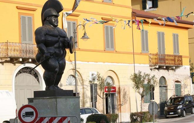 Apre una sala scommesse davanti al Guerriero di Botero