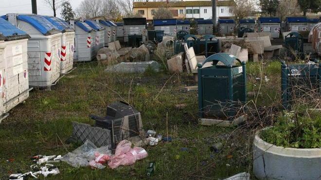 Una discarica senza controlli al mercato dei fiori