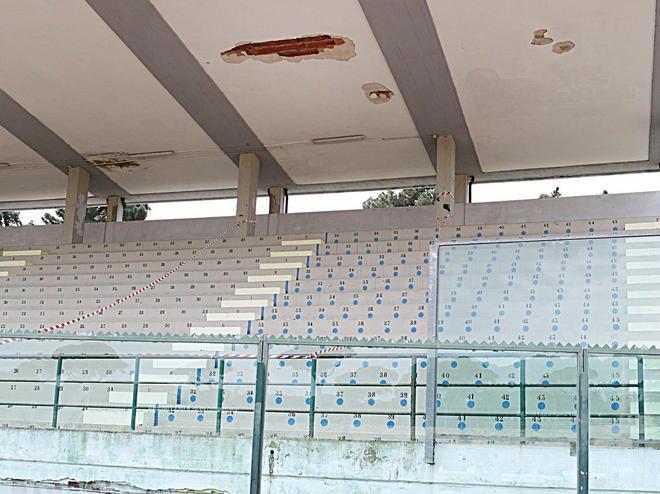 Crollano calcinacci allo stadio 