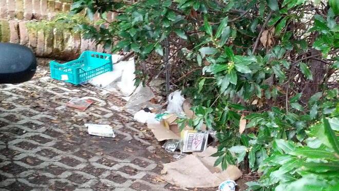 Ancora pieno di rifiuti di ogni genere