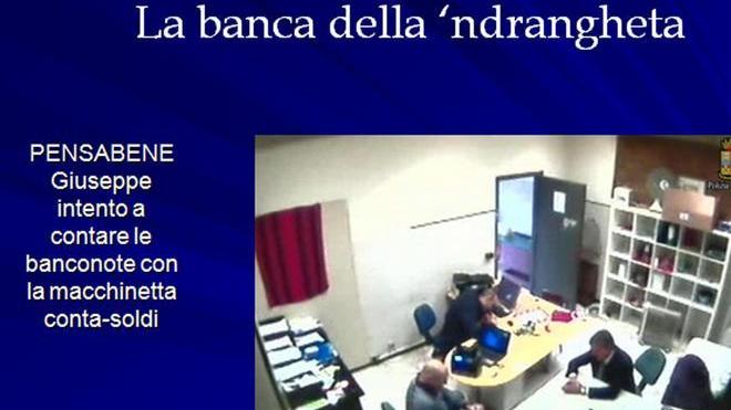 Obbligato a finanziare le barche della malavita