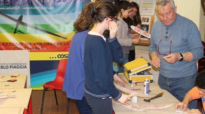 Costruiscono alianti gli studenti della media Piaggia