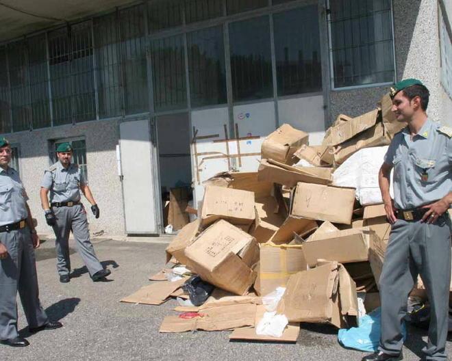 Sequestrati dalla Guardia di Finanza di Prato 36mila articoli irregolari 