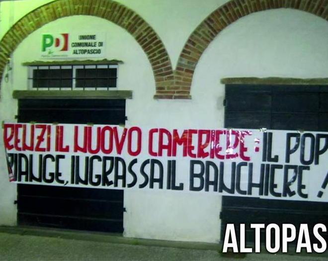 Striscione anti-Renzi sulla porta di due sedi del Pd 