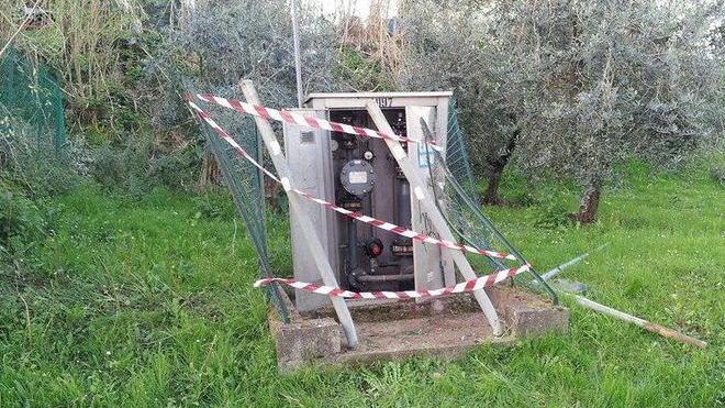 Auto impazzita si ribalta nella notte: in fuga i due che erano a bordo