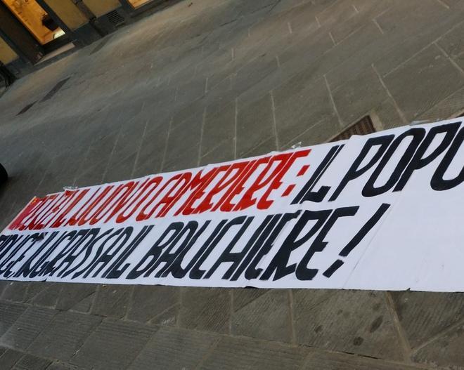 Striscione di Forza Nuova contro Matteo Renzi davanti alla sede del Pd 