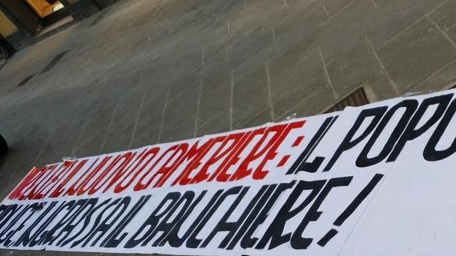 Striscione di Forza Nuova contro Matteo Renzi davanti alla sede del Pd