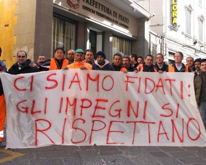 I lavoratori della Varvarito tornano davanti alla prefettura di Prato 