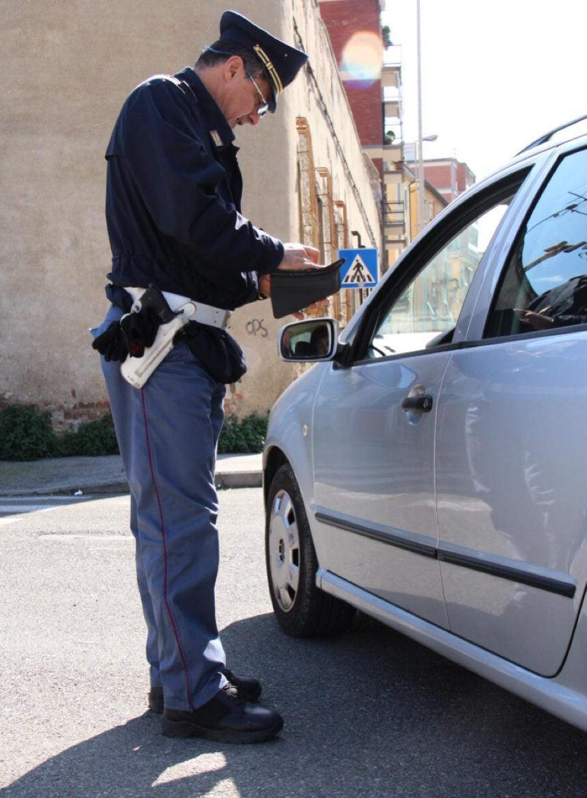 "Dacci le chiavi dell'auto o sei morta"