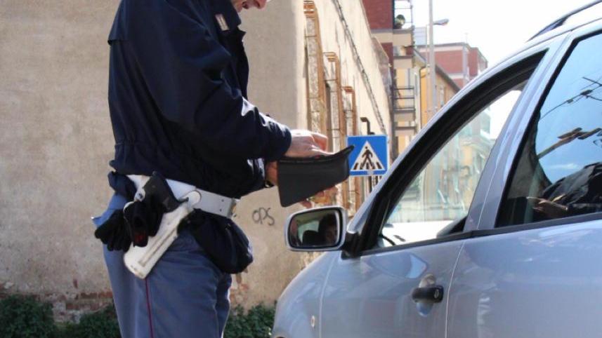 "Dacci le chiavi dell'auto o sei morta"